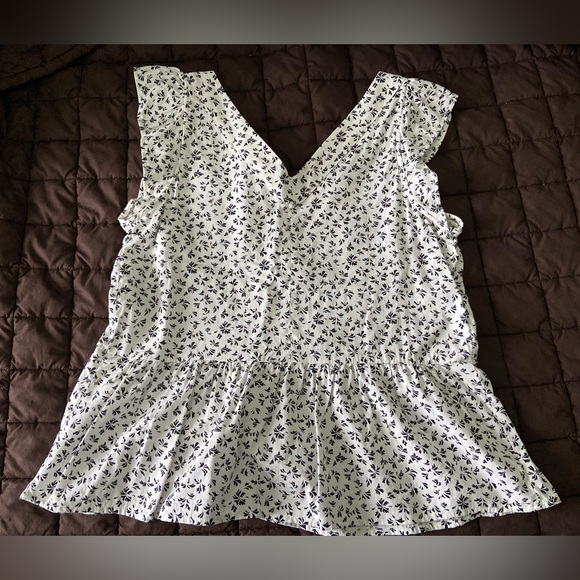 Black and white floral peplum top with ruffle sleeve - Picture 2 of 4